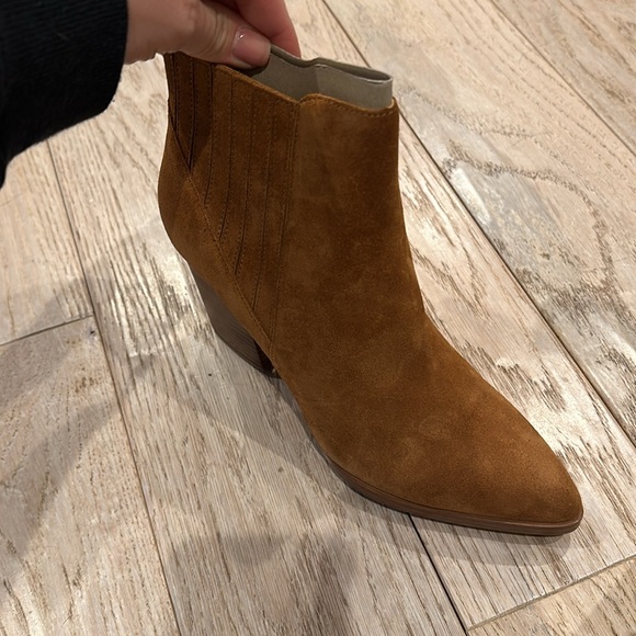 Marc Fisher Shoes - Brand new in box women’s Mark Fisher size 8 medium brown suede Alva booty